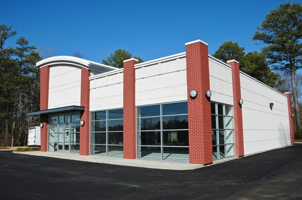 Building with crisp white paint and contrasting red brick columns by an exterior painting in Tampa, FL.