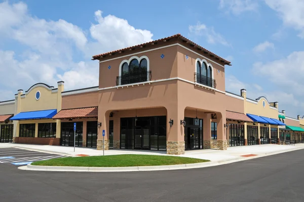 Building with warm tan and cream paint colors by a commercial exterior painting in Tampa, FL.
